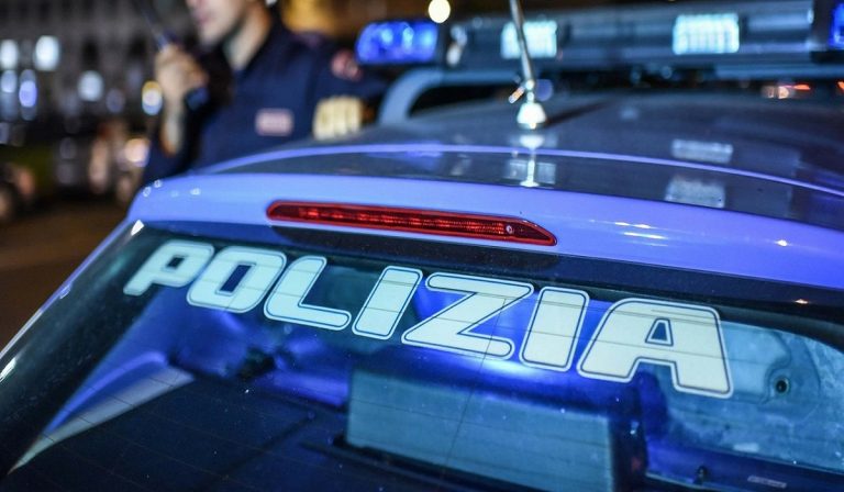 cittadino 36enne picchia poliziotto dopo che quest'ultimo gli ha chiesto di mettersi la mascherina