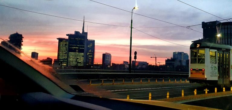 Stamattina Milano si è svegliata con una spettacolare alba rosa