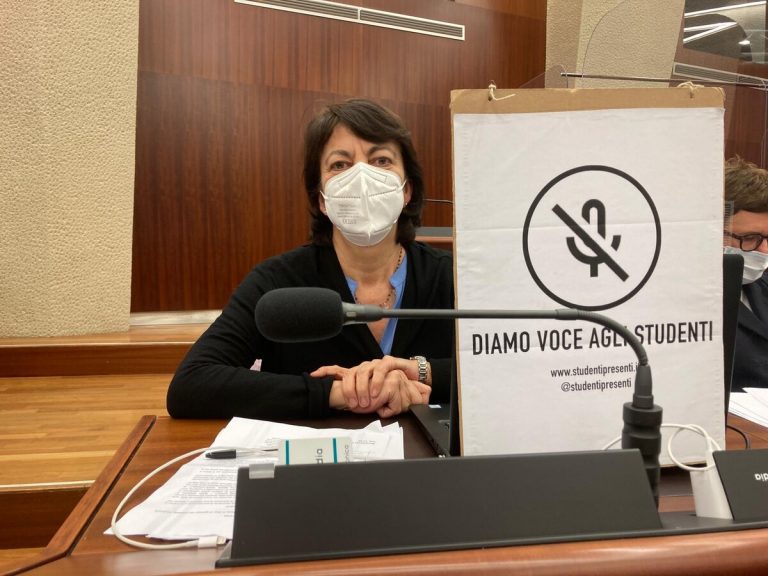 Covid, a Milano la Regione dice no al ritorno a scuola