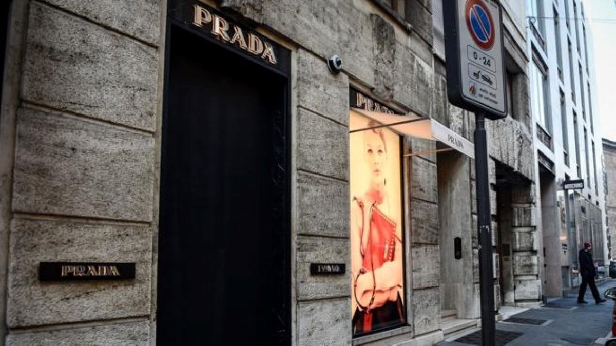 Prada chiude il negozio in via della Spiga: “Sovraesposizione dell’offerta a Milano”