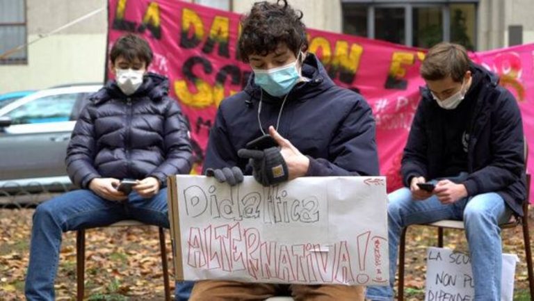 Finita l’occupazione del liceo classico Parini: “Tornare in classe è possibile”