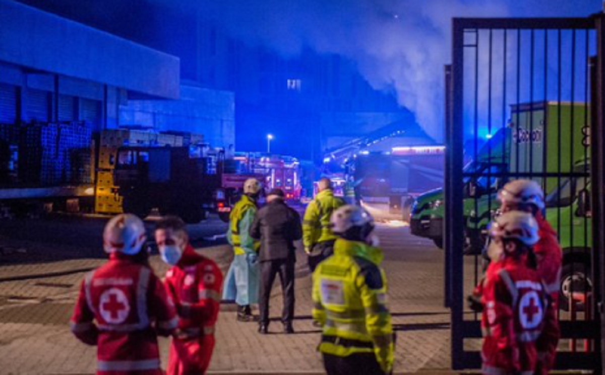 Incendio in un capannone Amazon a Milano: 26 lavoratori evacuati