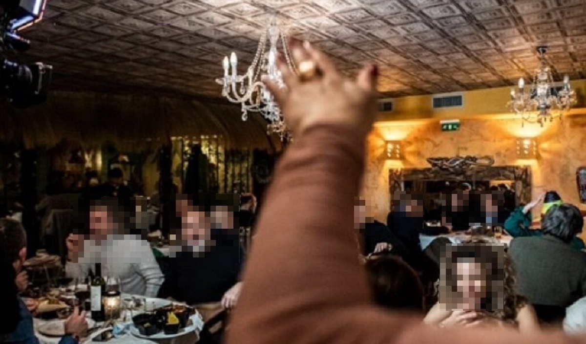 Io apro, in 90 ballano e cantano in un locale: sanzioni dalla Digos