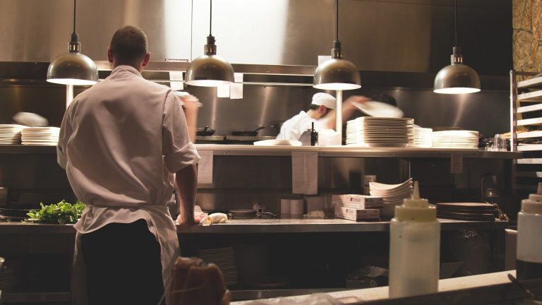 “Ristoranti aperti o chiusi, no mezze misure”: appello degli chef a Milano