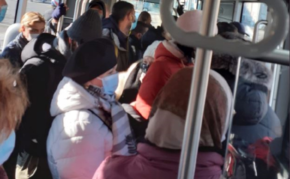 Mezzi pubblici sovraffollati nella Milano zona rossa: è polemica