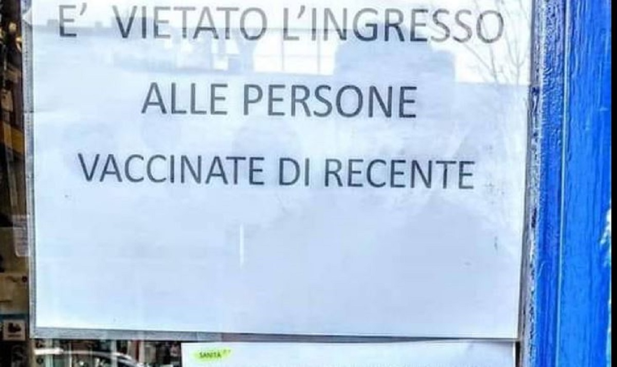 “Vietato l’ingresso alle persone vaccinate” e il cartello diventa virale