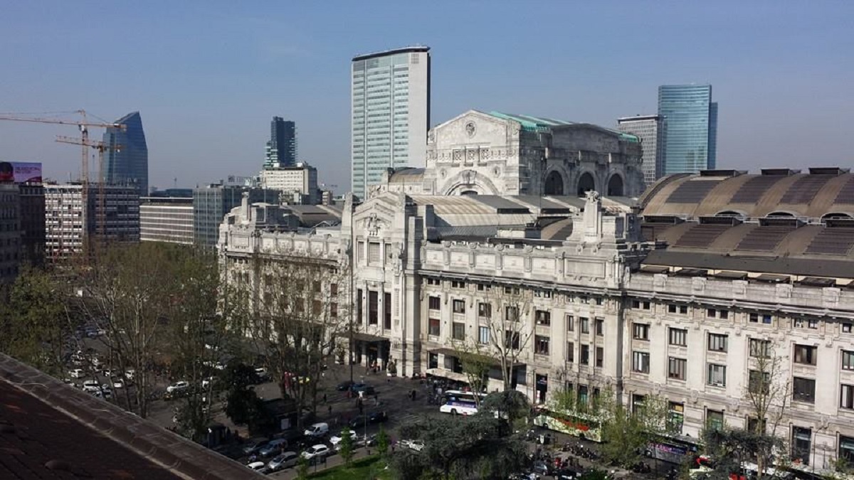 Un parco riservato ai bambini davanti alla stazione Centrale