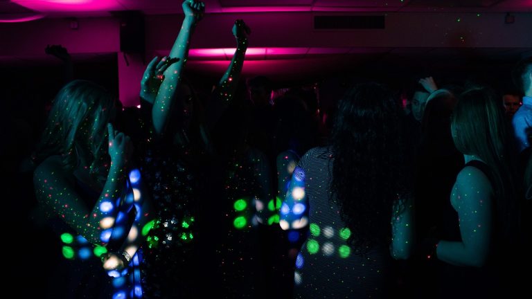 Festa abusiva con droga e alcool nel loft: arrestato un 23enne