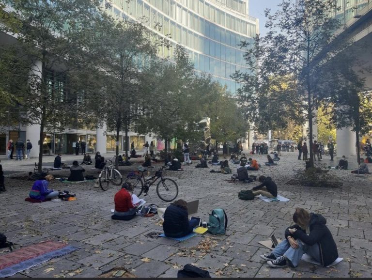 Protesta degli studenti sotto al palazzo della Regione: “Chiediamo di essere ascoltati”