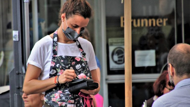 “Io apro”: la protesta dei bar e ristoranti di Milano