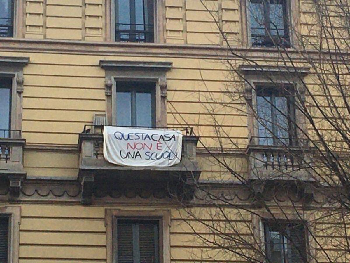 Scuola, protesta dei genitori per dire “Basta DAD”