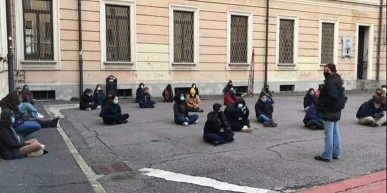 Scuole chiuse, gli studenti occupano il liceo Manzoni: “Basta DAD”