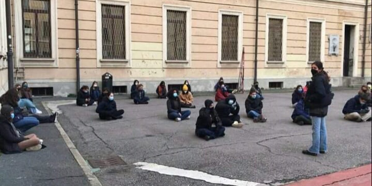 Scuole chiuse, gli studenti occupano il liceo Manzoni: “Basta DAD”