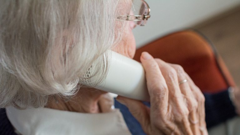 Anziana truffata e derubata: “Mi servono i soldi per il vaccino Covid”