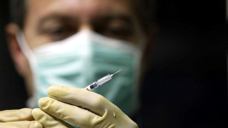 Furbetti del vaccino: 220 persone hanno prenotato senza averne diritto