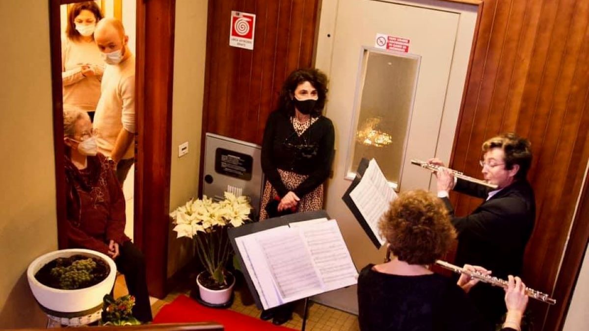 I concerti a Milano si fanno al sicuro sui pianerottoli