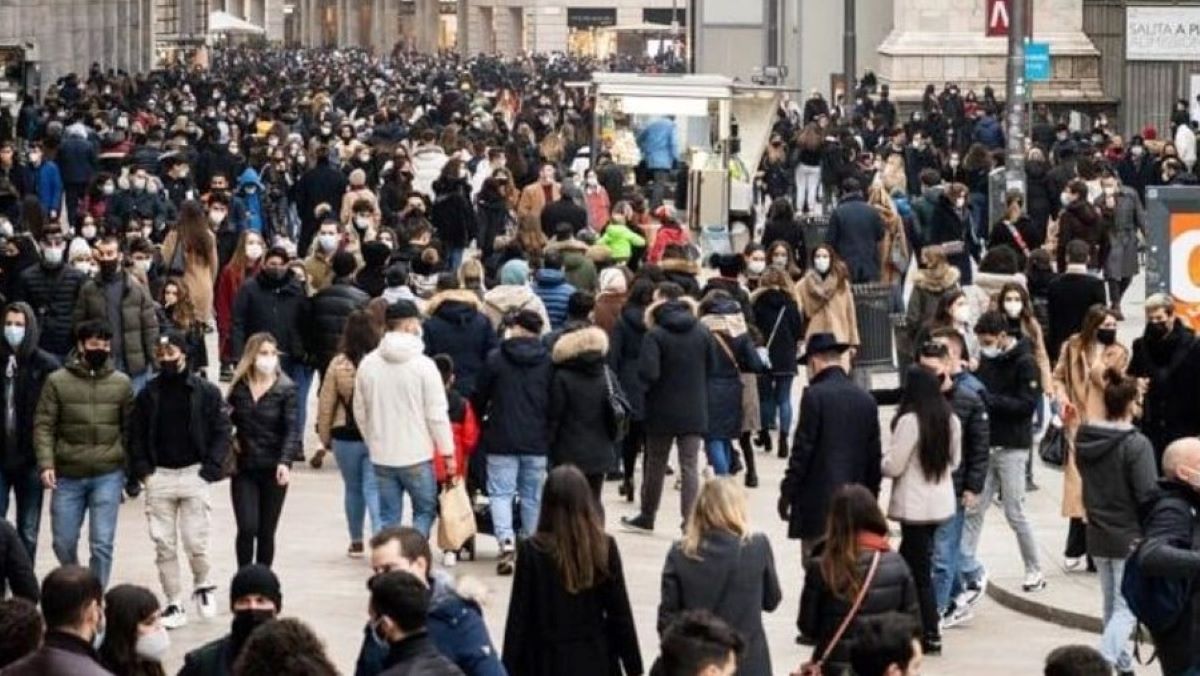 Zona gialla, il bilancio del weekend a Milano: folla in centro