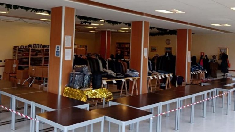 Guardaroba Pubblico: vestiti per i senzatetto e i più fragili