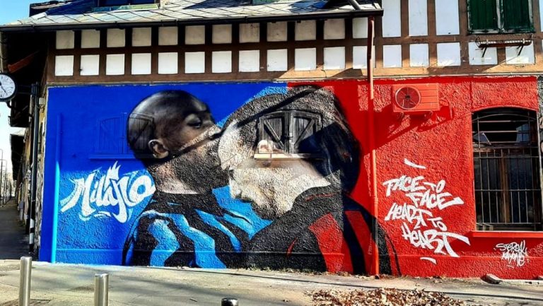 San Siro: un murales raffigura lo scontro tra Ibra e Lukaku