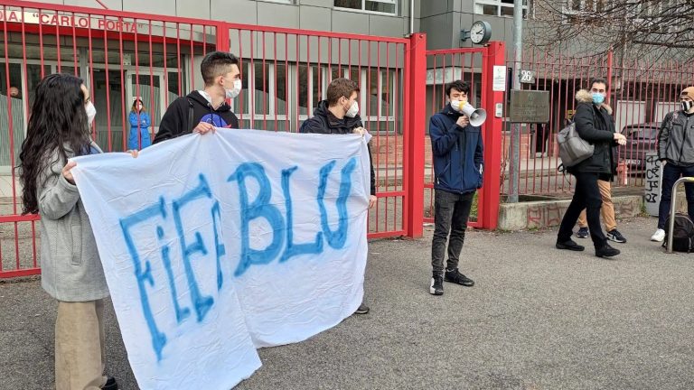 Punito per avere i capelli blu, protestano gli studenti al Carlo Porta