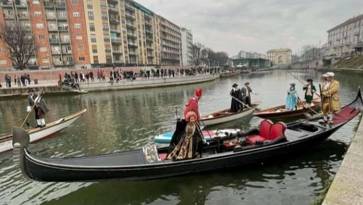 Carnevale a Milano: sfilata di maschere a sorpresa sul Naviglio