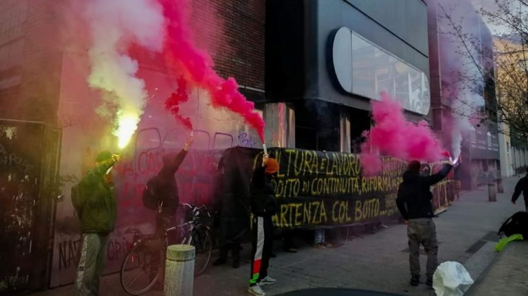 Ex cinema Arti: protesta di lavoratori dello spettacolo e studenti