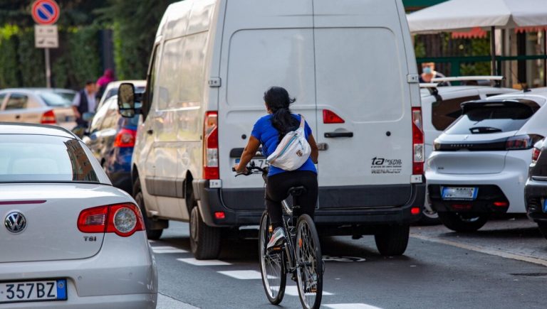 Migliaia di multe a Milano ad auto e scooter sulle piste ciclabili