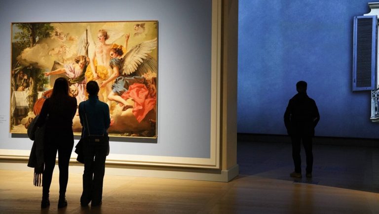 Galleria d'Italia, folla per la riapertura a Milano