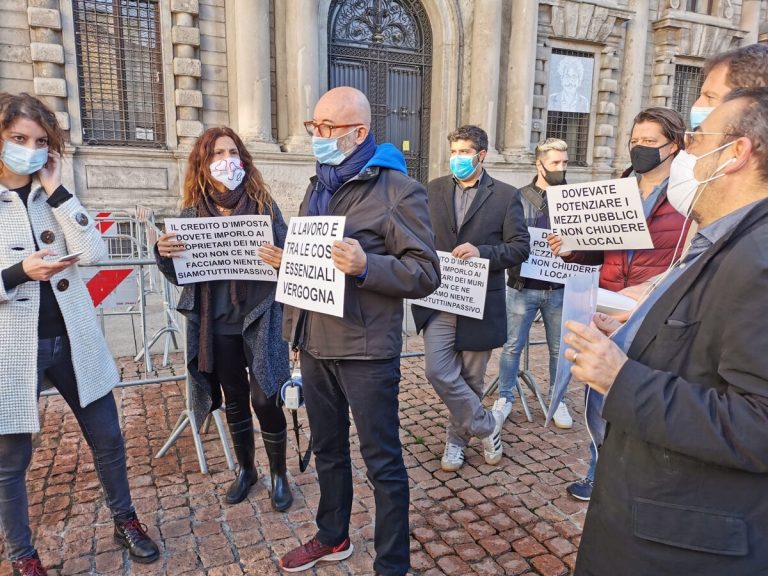Protesta a Milano sotto la Regione: il corteo funebre dei ristoratori