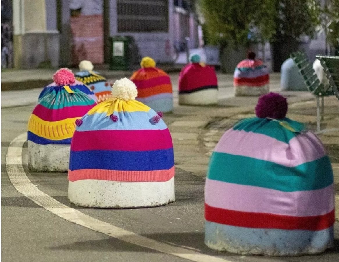 Cappelli di lana colorati in Porta Genova: la bella idea di Innocent