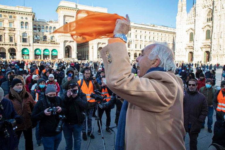 Gilet arancioni in piazza Duomo, ma è flop per il generale Pappalardo