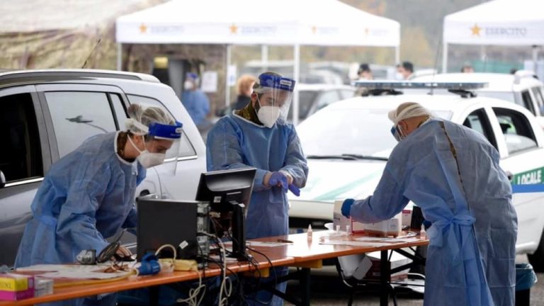 Drive through via Novara: dal tampone ai vaccini in auto