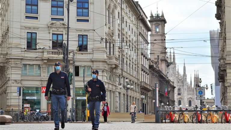 Locale resta aperto in zona rossa a Milano: multa a titolare e clienti