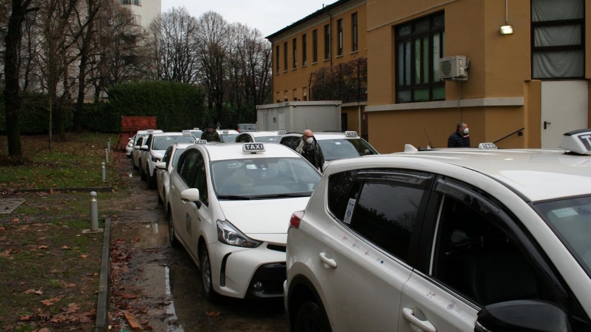 Nasce il Taxi solidale a Milano: corse gratis a chi ne ha bisogno