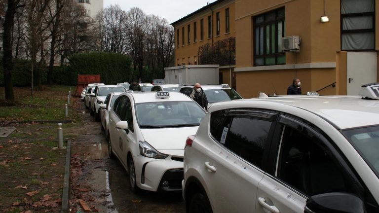 Nasce il Taxi solidale a Milano: corse gratis a chi ne ha bisogno