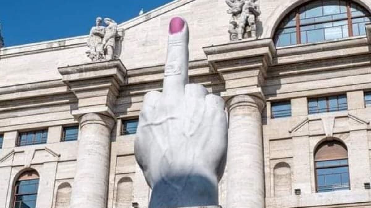 Il dito di Cattelan tinto di rosa: l’attacco di street art per l’8 marzo