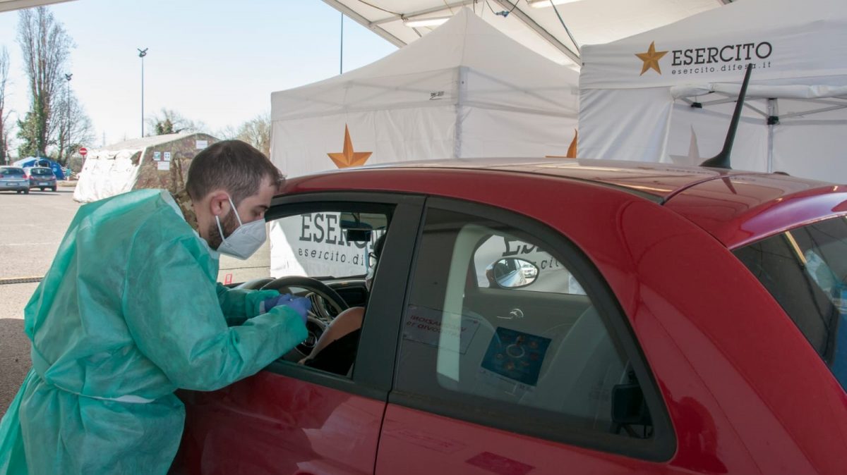 Caos al drive through di Milano tra vaccini sospesi e inagibilità
