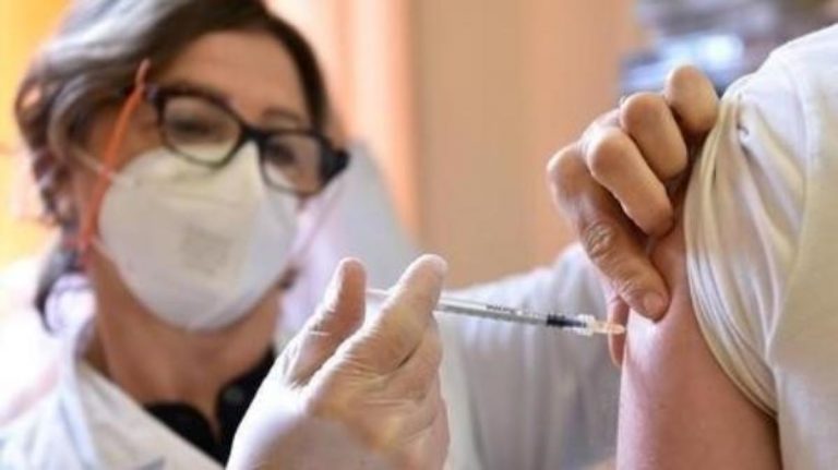 Beppe Sala attacca la Regione sui vaccini: “Essere chiari coi cittadini”
