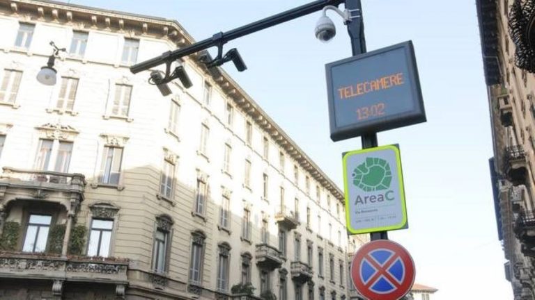 Regione contro Comune: “Troppi contagi sui mezzi, aprite l’Area C”
