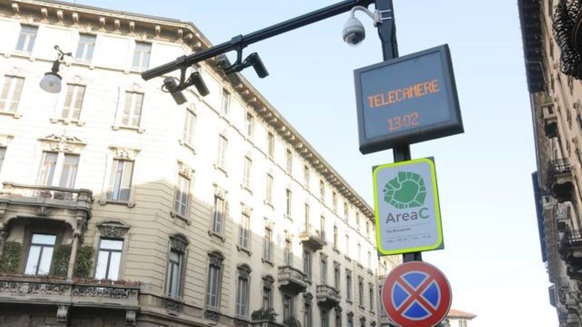 Regione contro Comune: “Troppi contagi sui mezzi, aprite l’Area C”