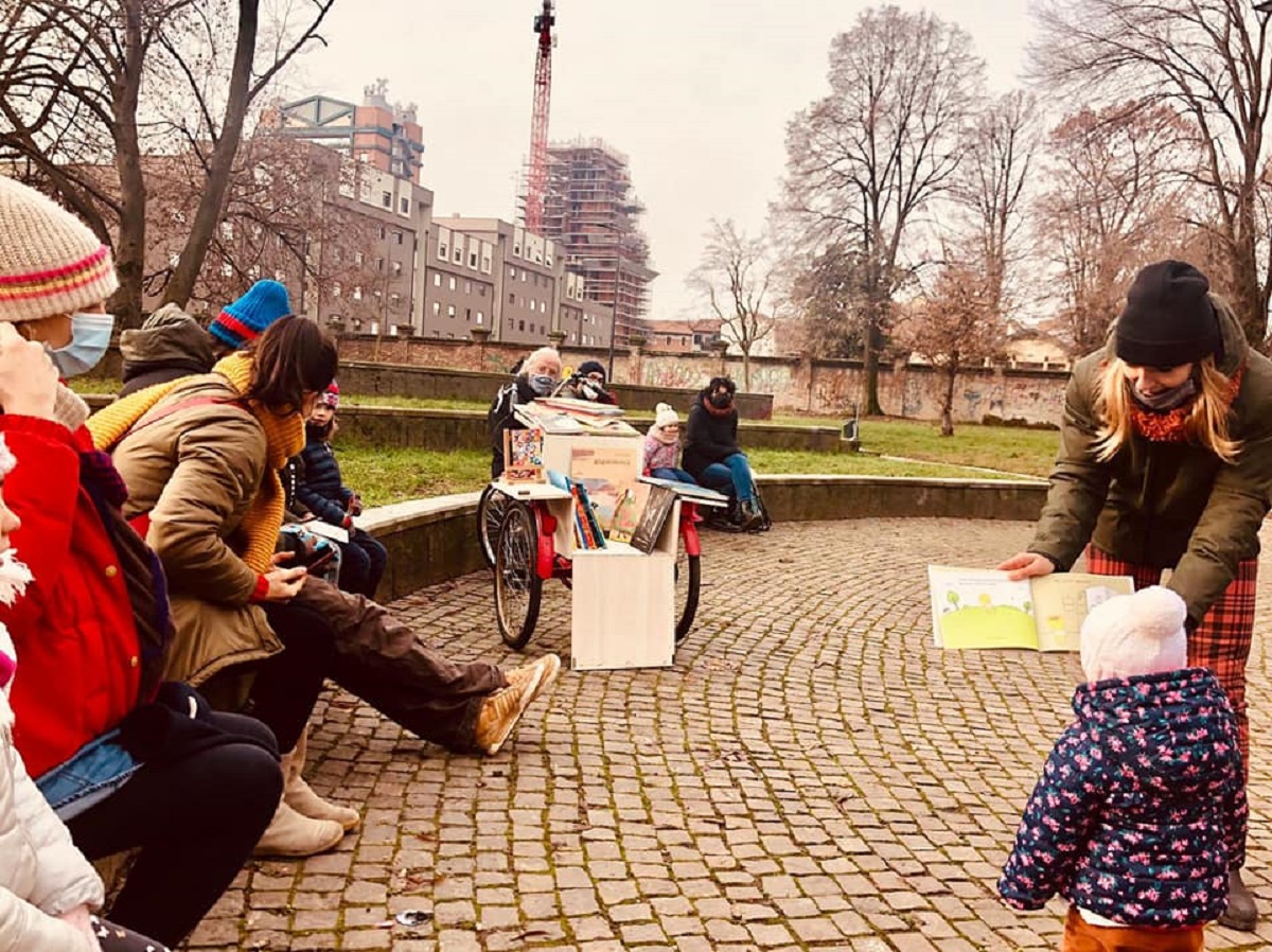 Francesca, la libraia di Milano che si reinventa cantastorie