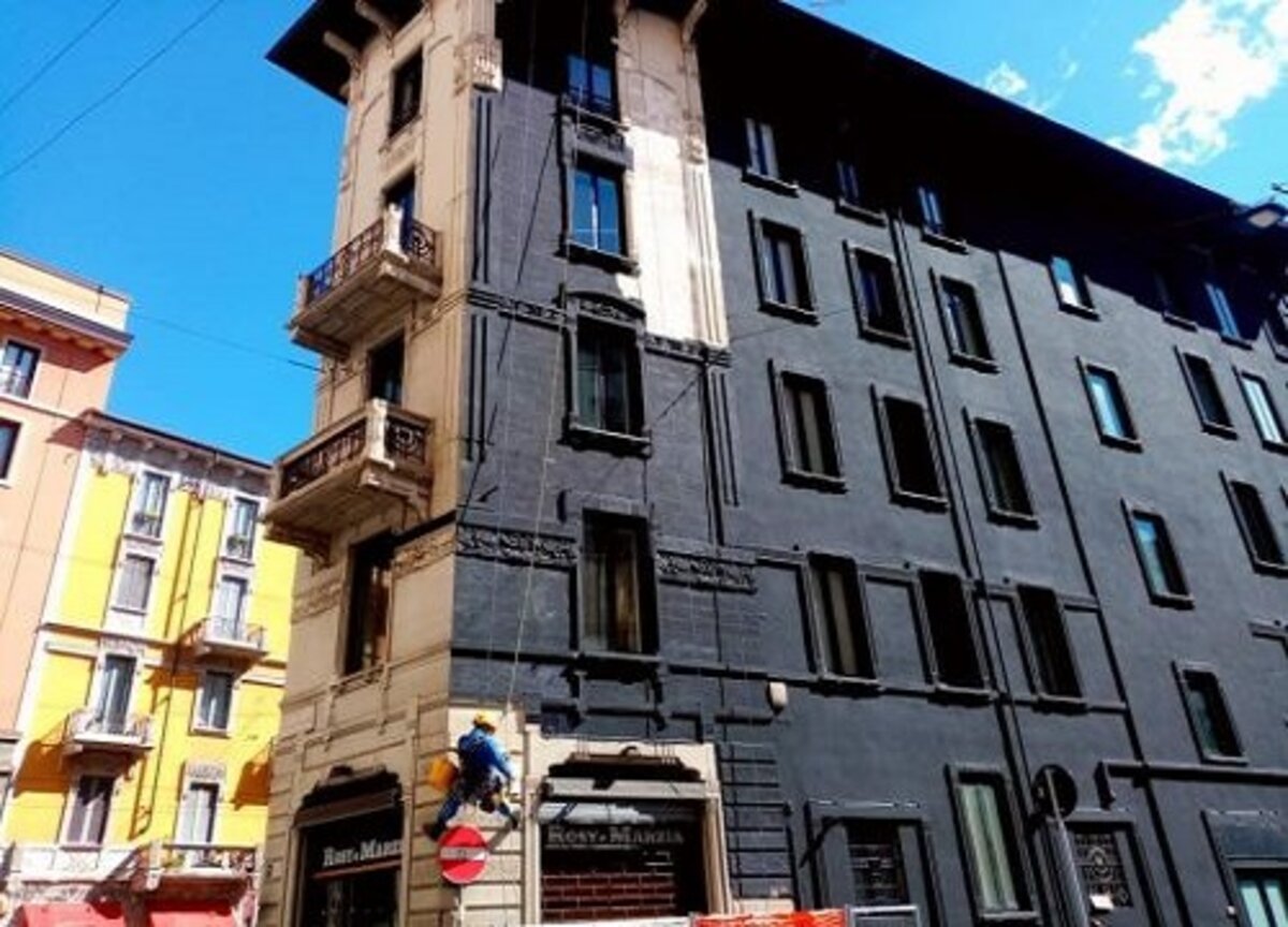 Palazzo liberty tinto di nero: insorge il quartiere