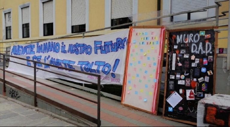 Muro della Dad: la protesta artistica al liceo Boccioni di Milano