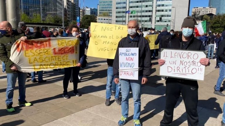 Protesta degli ambulanti a Milano: “Aprire, siamo all’esasperazione”