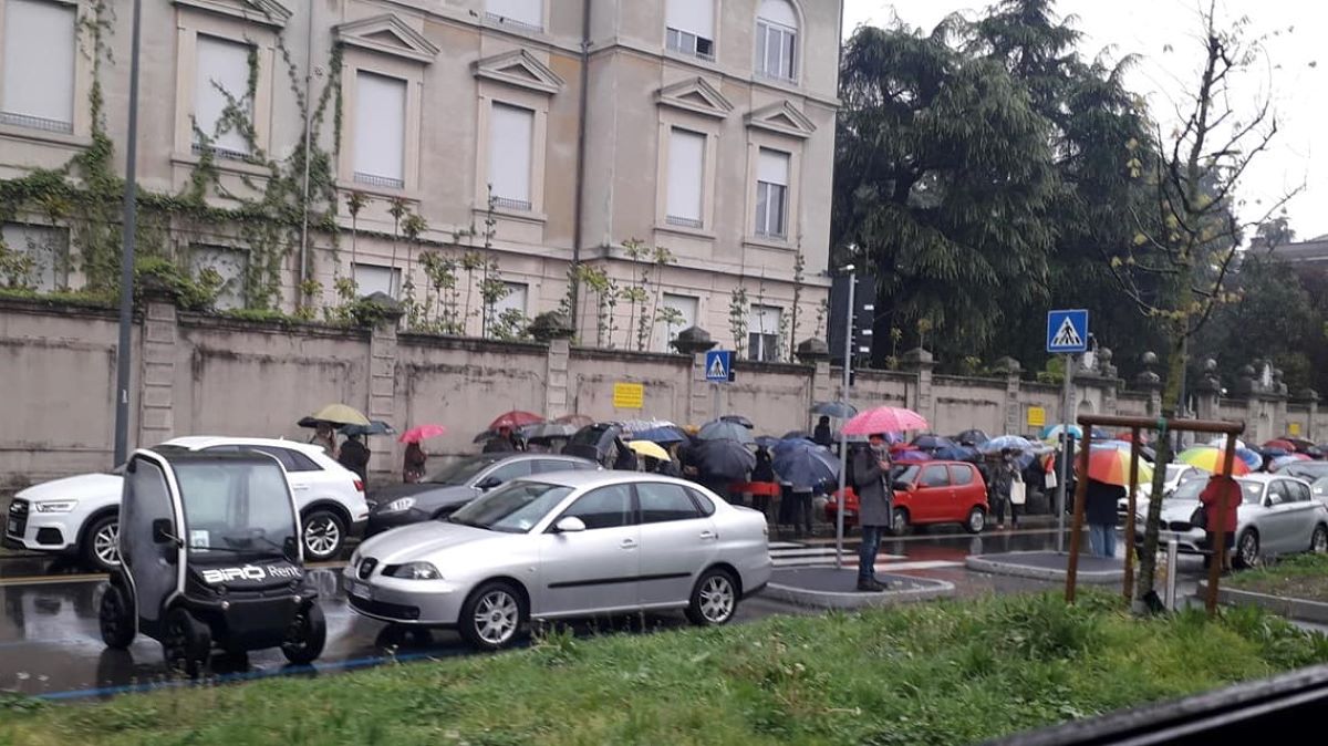 Lunghe code per i vaccini a Milano: anziani sotto la pioggia
