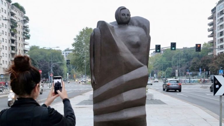 statue di donne a milano