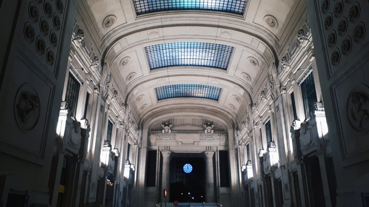 Orologio stazione centrale a Milano: rotto, ma nessuno lo ripara