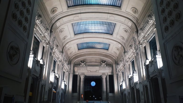 Orologio stazione centrale a Milano: rotto, ma nessuno lo ripara