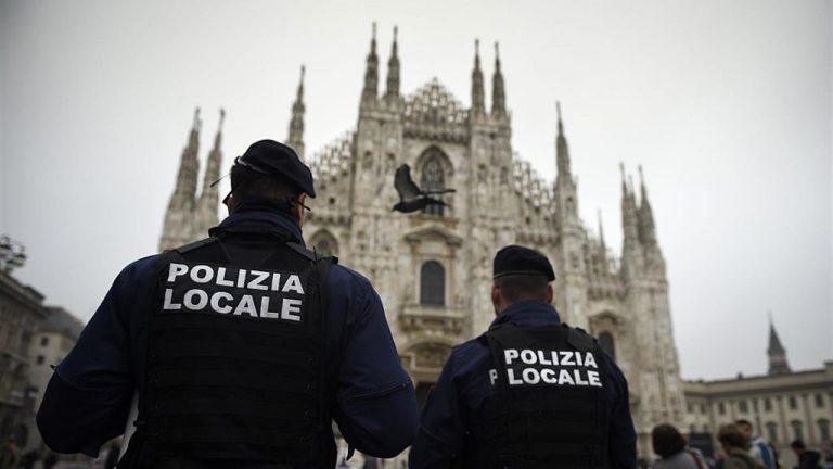 Arrestati quattro vigili a Milano: derubavano i pusher che fermavano