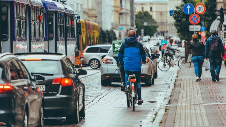 Forza Italia contro Sala: la sfida è sulla mobilità sostenibile